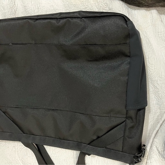 Sherpani Travel Tote Stride in Pink and Black. - Picture 5 of 6